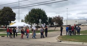 Sindicalistas de United Auto Workers protestan frente a una fábrica en Swartz Creek, Michigan, el 26 de septiembre de 2023.