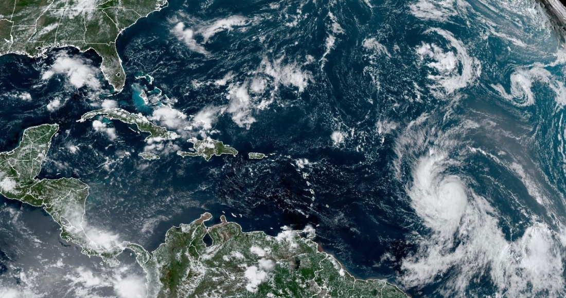 Esta imagen satelital, proporcionada por la Oficina Nacional de Administración Oceánica y Atmosférica de Estados Unidos el miércoles 6 de septiembre de 2023, muestra al huracán Lee (derecha), en el Océano Atlántico. Foto: NOAA vía AP