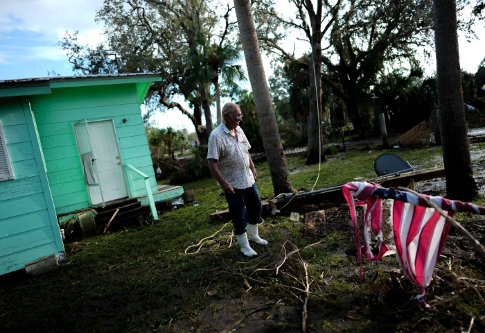 Una bandera estadounidense destrozada, enrollada en su asta en el jardín delantero de Herman Neely, un funcionario de prisiones retirado, luego de que la marejada ciclónica causada por Idalia causó daños a su vivienda, en Horseshoe Beach, Florida, el 31 de agosto de 2023, un día después del paso del huracán. Foto: Rebecca Blackwell, AP