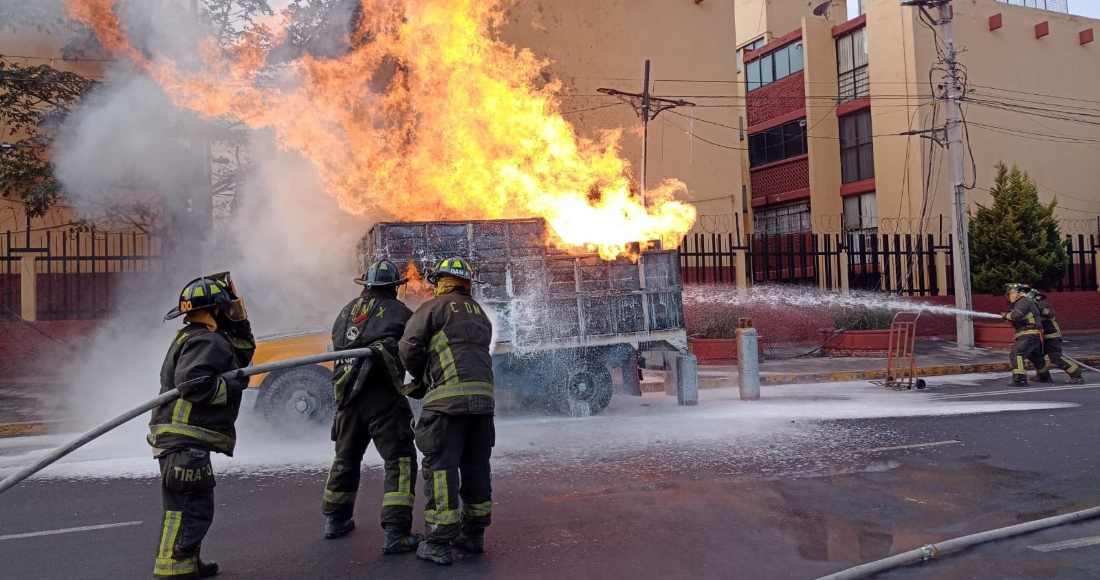 Tras el fuego, personal del cuerpo de Bomberos de la Ciudad de México recuperó 53 cilindros de gas LP con capacidades de 30, 20 y 10 kilogramos. Foto: Bomberos CdMx