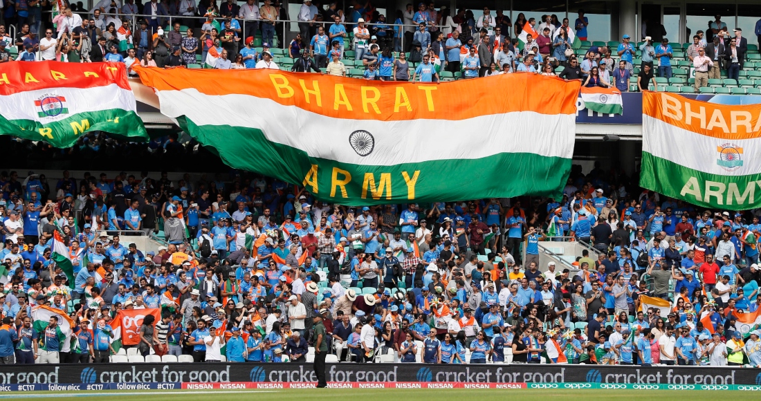 Banderas de la India ondean en un estadio donde se juega un campeonato de cricket entre India y Sudáfrica, Londres, 11 de junio de 2017. El gobierno del primer ministro Narendra Modi reemplazó India por el nombre en sánscrito "Bharat" en las invitaciones a una cena durante la cumbre del G20, se informó el 5 de septiembre de 2023. Foto: Kirsty Wigglesworth, File, AP