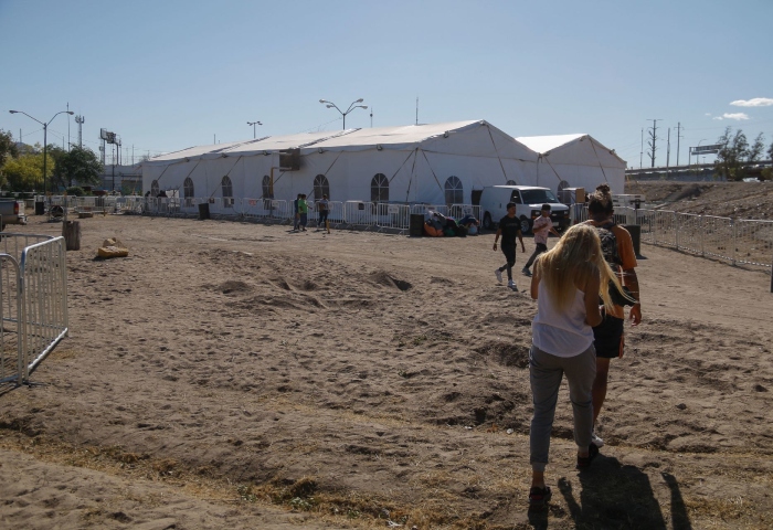 Migrantes de diversas nacionalidades llegaron al albergue provisional después de ser de ser desalojados por autoridades municipales del campamento que tenían instalado cerca de la estación migratoria del INM en donde murieron al menos 40 personas. Foto: Cuartoscuro