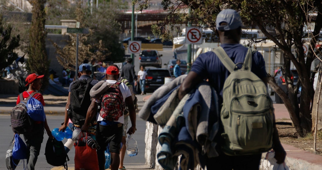 Migrantes de diversas nacionalidades llegaron al albergue provisional después de ser de ser desalojados por autoridades municipales del campamento que tenían instalado cerca de la estación migratoria del INM en donde murieron al menos 40 personas. Foto: Cuartoscuro