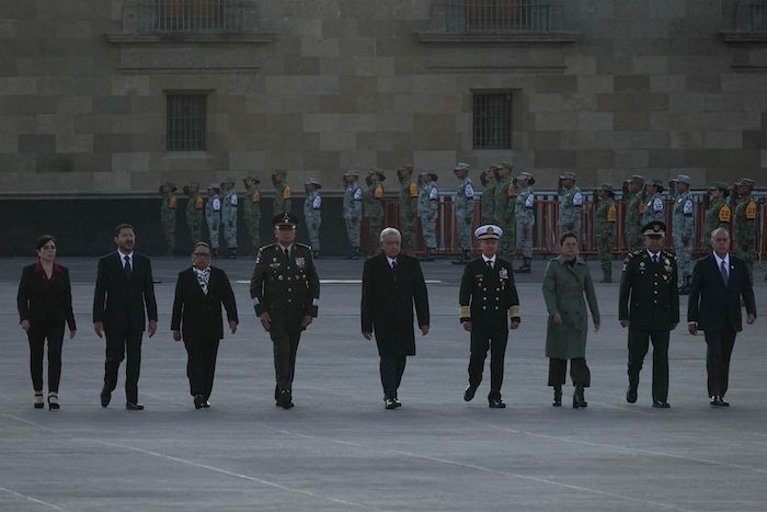 Pasadas las 7:00 horas, el mandatario salió de Palacio Nacional para dar inicio a la ceremonia desde la Plaza de la Constitución, en donde se encuentra un asta bandera monumental.