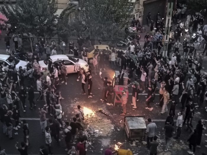 En esta imagen de archivo, iraníes protestan por al muerte de Mahsa Amini, de 22 años, mientras estaba detenida por la policía de la moralidad, en Teherán, Irán, el 20 de septiembre de 2022, en esta imagen tomada por una persona que no trabaja para The Associated Press y obtenida por la AP fuera de Irán.