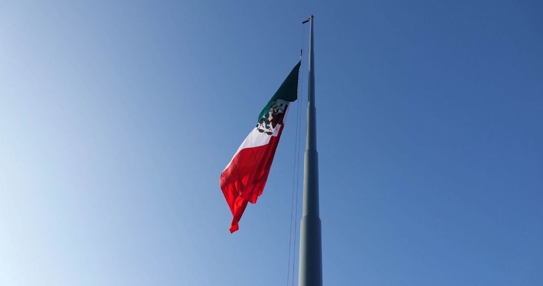 El Presidente Andrés Manuel López Obrador encabezó la mañana de este martes el izamiento de la Bandera a media asta en el Zócalo de la Ciudad de México para recordar a las víctimas de los sismos de 1985 y 2017.