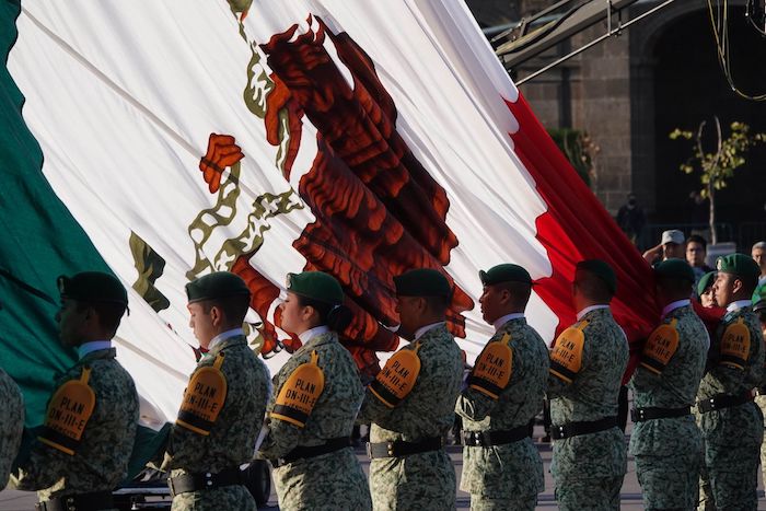 Izamiento de la Bandera en el Zócalo de la Ciudad de México.