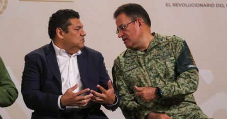 Javier May Rodríguez, director general del Fondo Nacional de Fomento al Turismo (Fonatur), conversa con Óscar David Lozano Águila, director general de la empresa Tren Maya S. A. de C.V., durante la conferencia de prensa en Palacio Nacional.