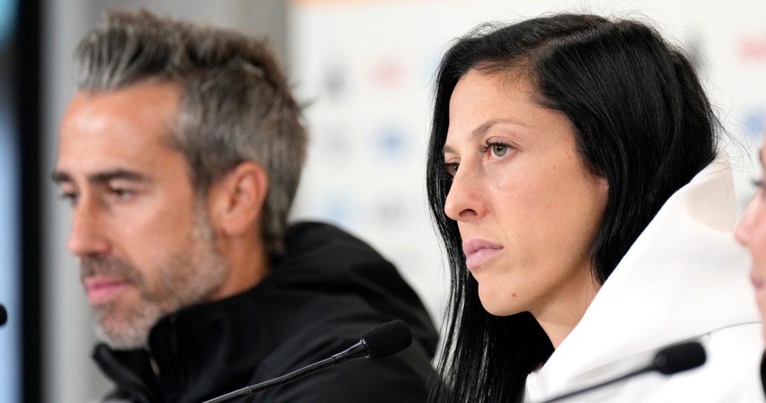 La delantera española Jenni Hermoso (derecha) y el extécnico Jorge Vilda durante una rueda de prensa en el Mundial femenino, el lunes 14 de agosto de 2023. Foto: Alessandra Tarantino, AP