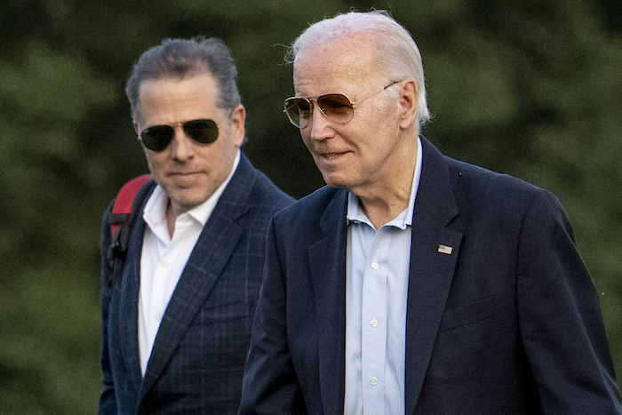 El Presidente Joe Biden y su hijo Hunter Biden llegan a Fort McNair, el 25 de junio de 2023, en Washington.