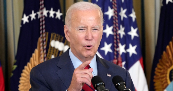 El presidente Joe Biden habla en la Casa Blanca, Washington, 6 de setiembre de 2023. Biden espera demostrarle al mundo en la inminente reunión del Grupo de los 20 en la India y en una escala en Vietnam que Estados Unidos y sus aliados pueden ser socios más confiables que China en materia económica y de seguridad. Foto Jacquelyn Martin, AP