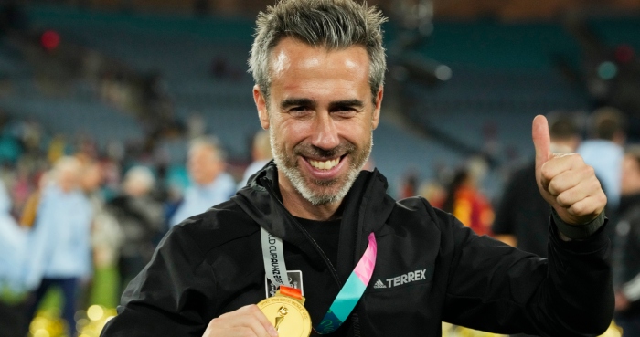 El extécnico de España Jorge Vilda celebra con la medalla de oro tras la final del Mundial femenino, el domingo 20 de agosto de 2023, en Sydney. Foto: Rick Rycroft, AP