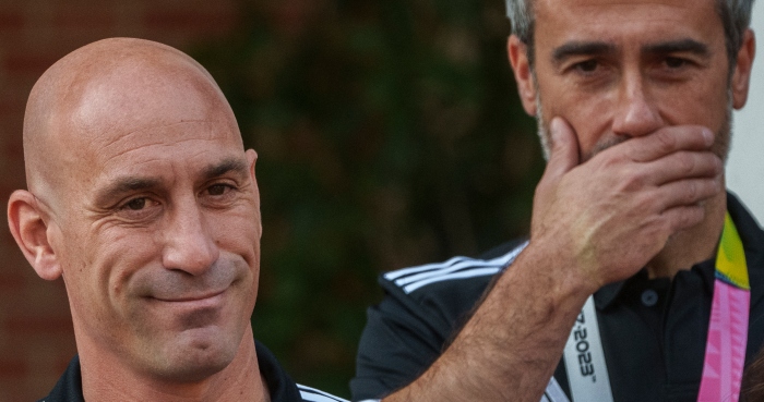 El expresidente de la Federación Española de Futbol, Luis Rubiales (delante), junto al exentrenador de la selección femenina, Jorge Vilda, durante la recepción a las campeonas del mundo, en el Palacio de la Moncloa, en Madrid, el 22 de agosto de 2023. Foto: Manu Fernández, AP