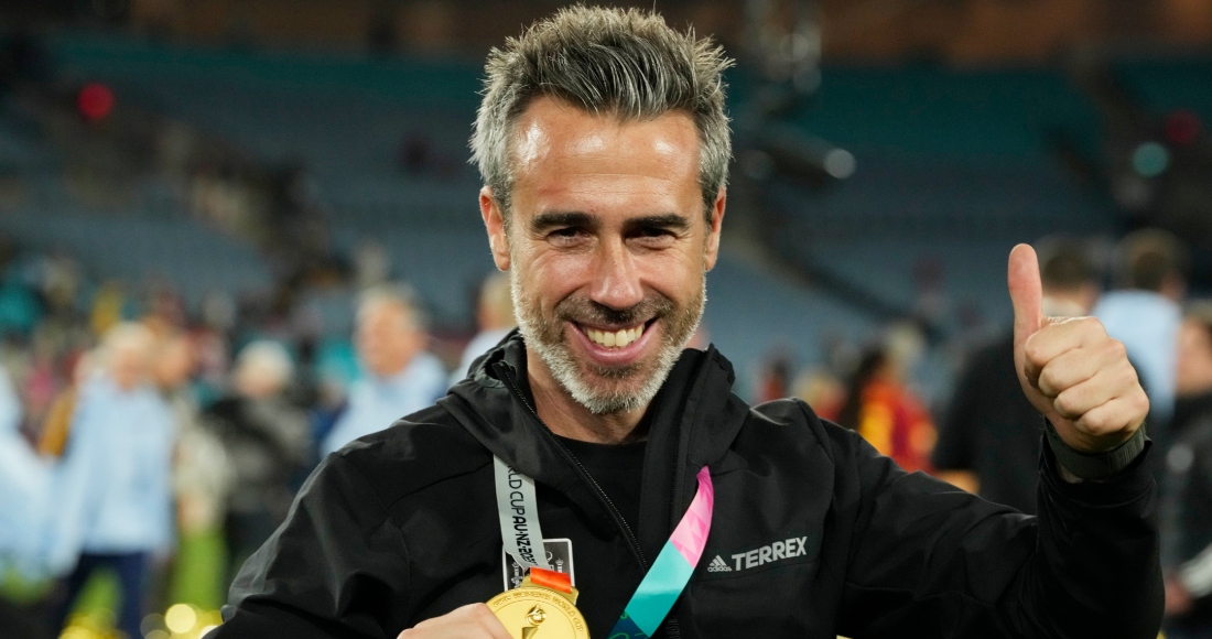 El técnico de España Jorge Vilda celebra con la medalla de oro tras la final del Mundial femenino, el domingo 20 de agosto de 2023, en Sydney. Foto: Rick Rycroft, AP