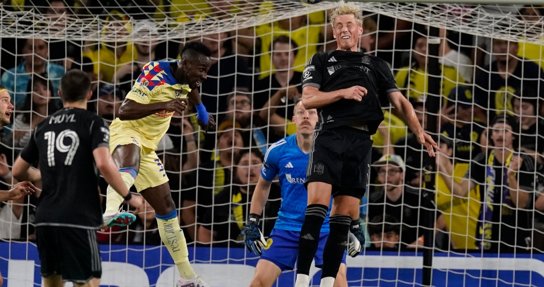 Lukas MacNaughton, derecha, defensa de Nashville SC, desvía con la cabeza un centro que buscaba al delantero del América Julián Quiñones, centro, en el segundo tiempo del partido de futbol de la Leagues Cup, el martes 8 de agosto de 2023, en Nashville, Tennessee.