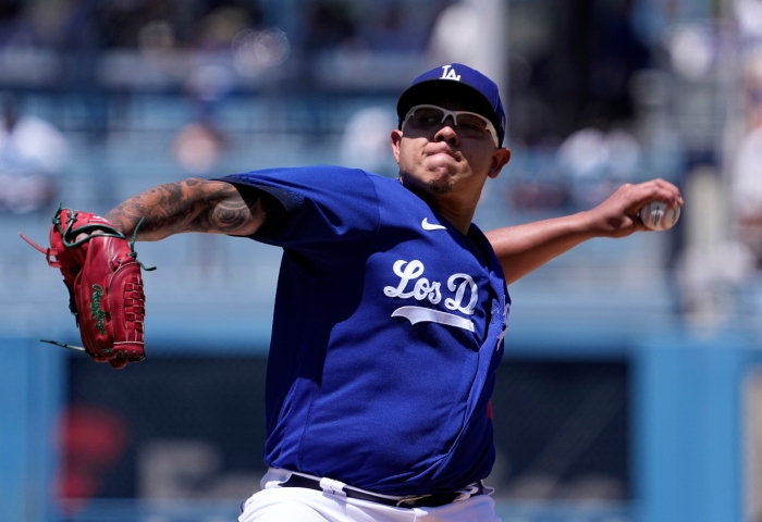 Julio Urías, abridor de los Dodgers de Los Ángeles, lanza durante la segunda entrada del juego ante los Rockies de Colorado, el domingo 13 de agosto de 2023, en Los Ángeles. Foto: Mark J. Terrill, AP