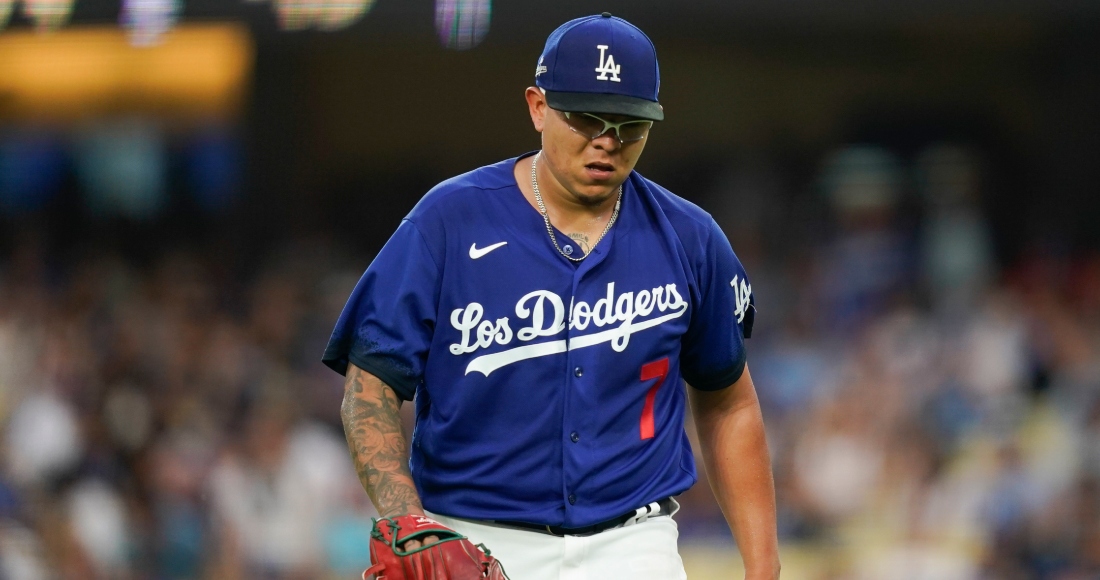 Julio Urías, lanzador de los Dodgers de Los Ángeles, camina rumbo a la caseta del equipo después de la parte alta de la quinta entrada, del segundo juego de una doble cartelera de su equipo en contra de los Marlins de Miami, el sábado 19 de agosto de 2023, en Los Ángeles. Foto: Ryan Sun, AP