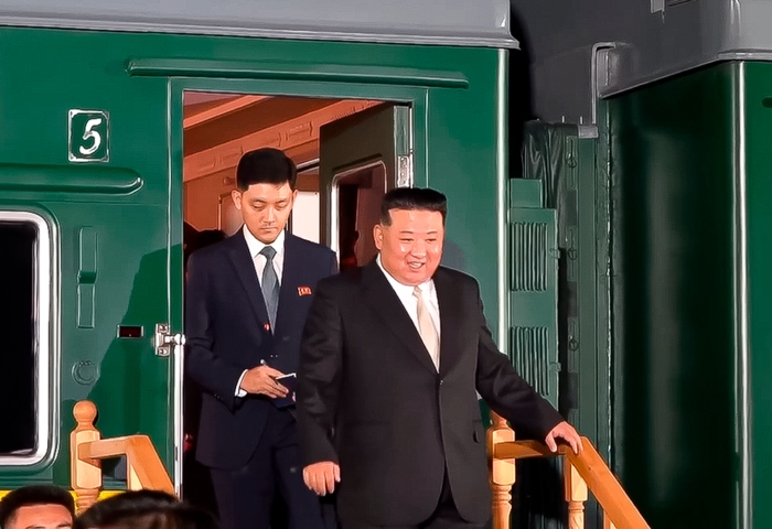 En esta imagen tomada de un video difundido por el Gobernador de la región oriental rusa de Krai de Primorie, Oleg Kozhemyako, en su canal de Telegram el martes 12 de septiembre de 2023, el mandatario norcoreano Kim Jong Un desciende de su tren después de cruzar la frontera rusa hacia Jasán, a unos 127 kilómetros (79 millas) al sur de Vladivostok. Foto: Gobierno de la región rusa de Krai de Primorie vía AP