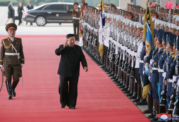 En esta imagen, tomada el 10 de septiembre de 2023 y distribuida por el Gobierno de Corea del Norte, el líder norcoreano, Kim Jong Un, saluda a las tropas antes de embarcar en un tren en Pyongyang, Corea del Norte, para viajar a Rusia. Foto: Agencia Central de Noticias de Corea/Korea News Service vía AP