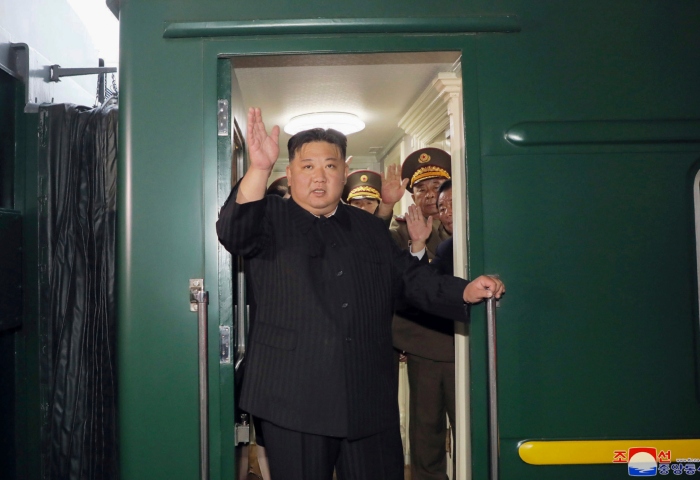 Esta imagen, tomada el 10 de septiembre de 2023 y distribuida por el Gobierno de Corea del Norte, muestra al líder norcoreano, Kim Jong Un, saludando desde un tren en Pyongyang, Corea del Norte, antes de partir hacia Rusia. Foto: Agencia Central de Noticias de Corea/Korea News Service vía AP