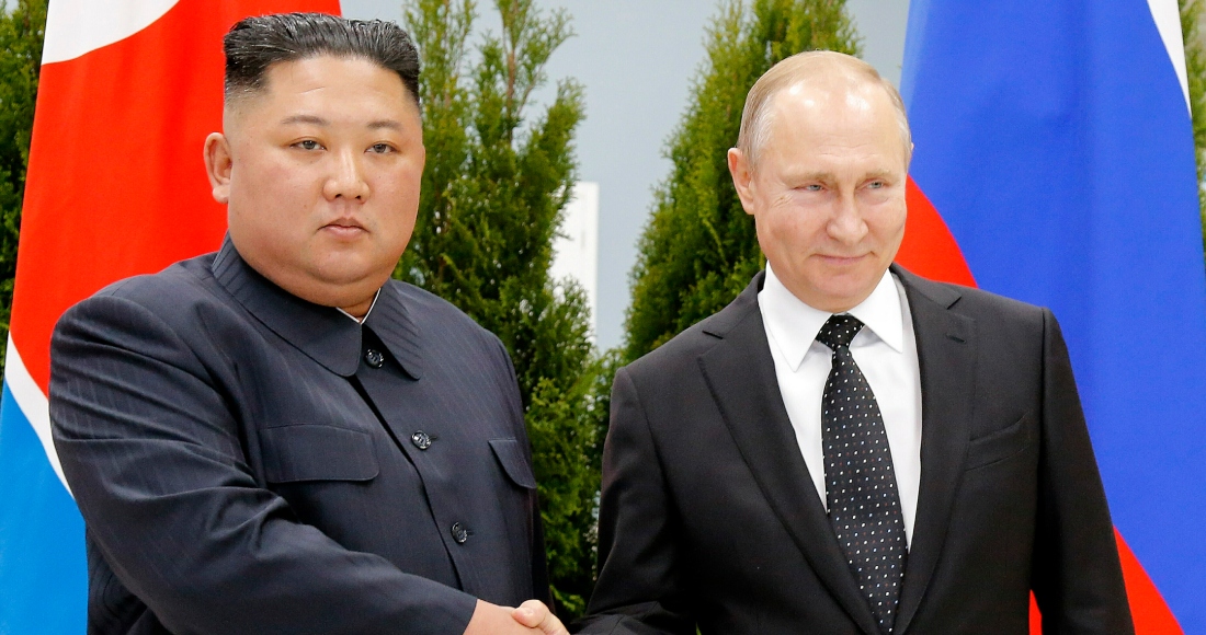 El Presidente de Rusia Vladímir Putin, a la derecha, y su homólogo norcoreano Kim Jong Un se estrechan la mano durante una reunión el 25 de abril de 2019, en Vladivostok, Rusia. Foto: Alexander Zemlianichenko, Pool, Archivo, AP