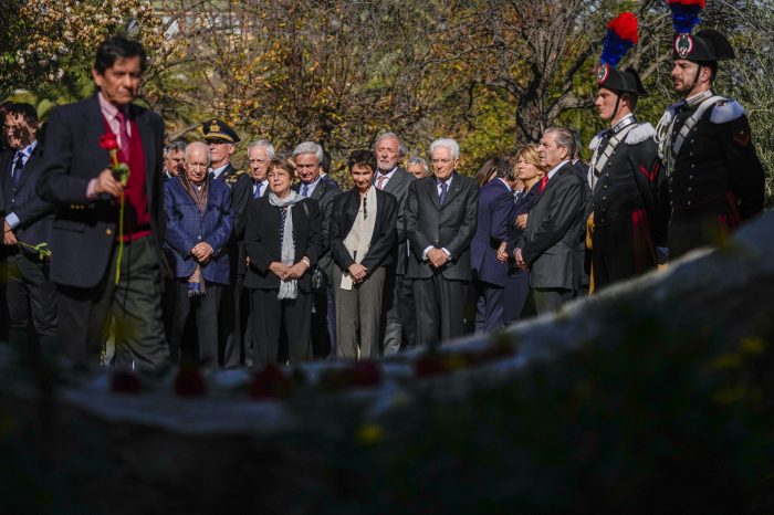 Lautaro Videla, a la izquierda, camina para colocar una flor en un monumento en honor a su hermana Lumi Videla. Desde la segunda a la izquierda, el expresidente Ricardo Lagos, la expresidenta Michelle Bachelet, la Ministra del Interior Carolina Tohá, el Presidente italiano Sergio Mattarella, la Embajadora de Italia en Chile, Valeria Biagiotti, y el expresidente Eduardo Frei durante una ceremonia en honor a Lumi Videla, militante del Movimiento Revolucionario de Izquierda y asesinada por la dictadura del general Augusto Pinochet en Santiago, Chile, el miércoles 5 de julio de 2023.