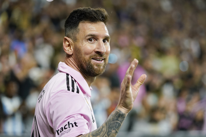 Lionel Messi saluda al público durante el partido entre Inter Miami y Los Ángeles FC, el domingo 3 de septiembre de 2023, en Los Ángeles.