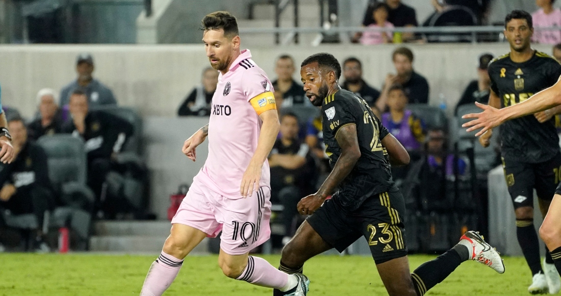 Lionel Messi, izquierda, conduce el balón bajo la presión de Kellyn Acosta, del LAFC, durante el primer tiempo del partido de la MLS, el domingo 3 de septiembre de 2023, en Los Ángeles.