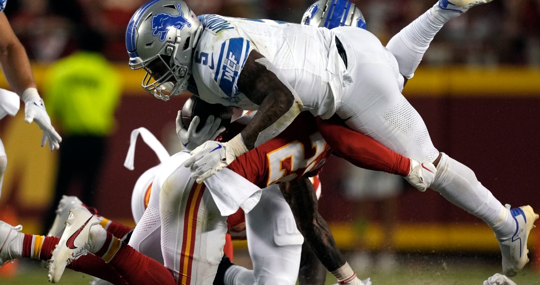 David Montgomery, corredor de los Lions de Detroit, choca con Trent McDuffie, de los Chiefs de Kansas City, el jueves 7 de septiembre de 2023. Foto: Charlie Riedel, AP