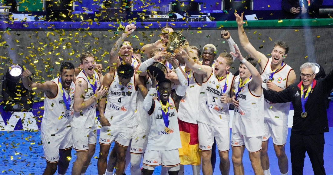 Los jugadores de Alemania celebran tras coronarse campeones del Mundial de Baloncesto, el doming 10 de septiembre de 2023, en Manila. Vencieron a Serbia en la final.