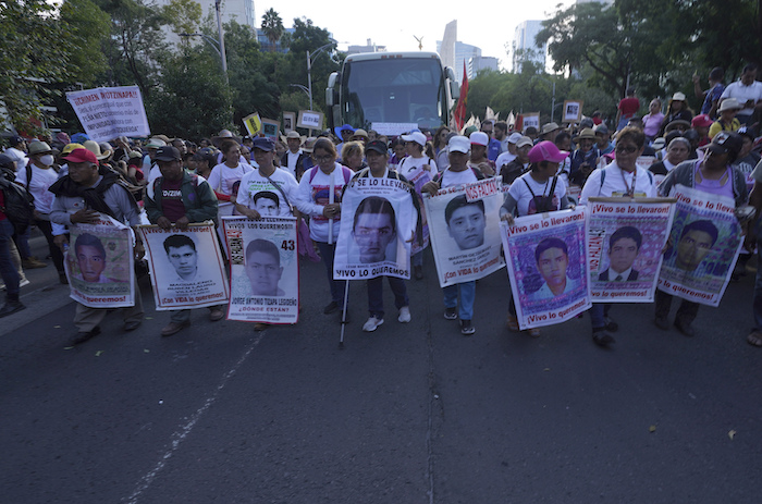 Madres de los 43 estudiantes desaparecidos de Ayotzinapa marchan con retratos de sus hijos en el noveno aniversario de su desaparición, en Ciudad de México, el martes 26 de septiembre de 2023.