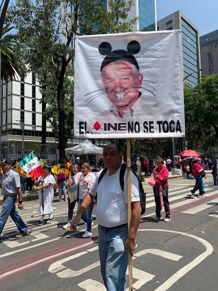 Entre las y los simpatizantes del Frente Amplio por México, también se encontraron personas que portaban carteles o pancartas en contra del Presidente Andrés Manuel López Obrador.