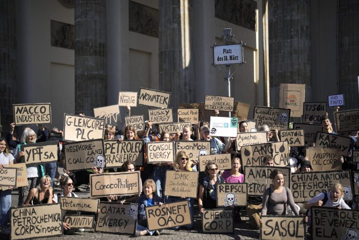 Manifestantes exhiben letreros de empresas que usan o lidian con energía fósil durante una protesta climatológica global del movimiento "Fridays For Future" en Berlín, Alemania, el viernes 15 de septiembre de 2023.