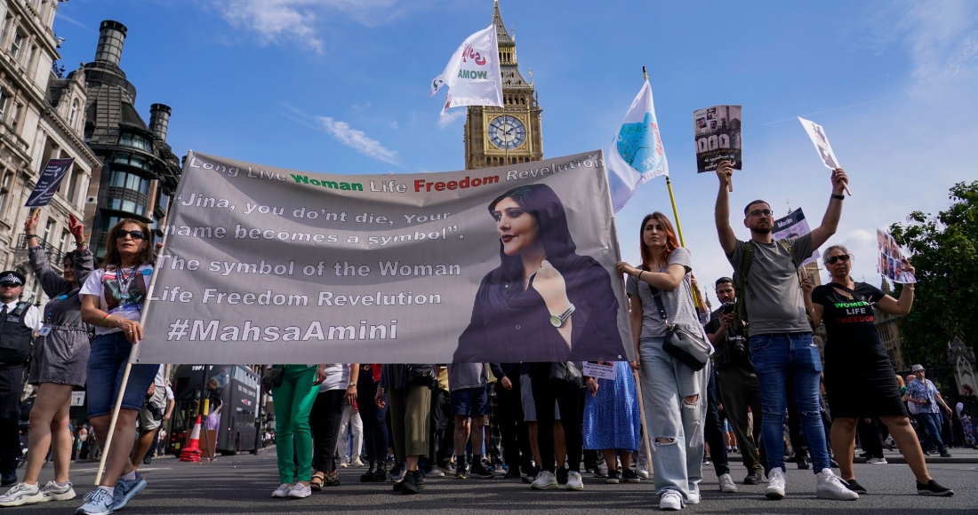 Manifestantes marchan en Londres, el sábado 16 de septiembre de 2023, para conmemorar el aniversario de la muerte de la joven kurdo-iraní Mahsa Amini.