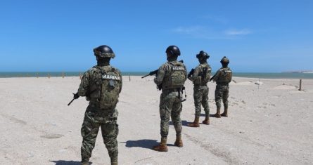 Personal de la Secretaría de Marina (Semar) aseguró frente a las costas Guerrero, dos embarcaciones que transportaban 922 kilogramos de posible cocaína. Además, detuvo a nueve personas en calidad de presuntos transgresores de la Ley. Foto: Semar