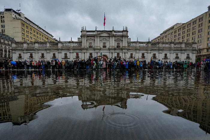 Miembros de la Asociación de Familiares de Detenidos Desaparecidos sostienen recortes de cartón que representan a sus familiares desaparecidos durante una marcha que conmemora la llamada "Operación Colombo", en la que más de 100 disidentes fueron ejecutados por las fuerzas de seguridad de la dictadura del general Augusto Pinochet en Santiago, Chile, el sábado 22 de julio de 2023.