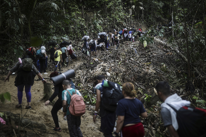 En esta imagen de archivo, migrantes cruzan a pie la selva del Darién desde Colombia a Panamá, con la esperanza de llegar a Estados Unidos, el 9 de mayo de 2023.