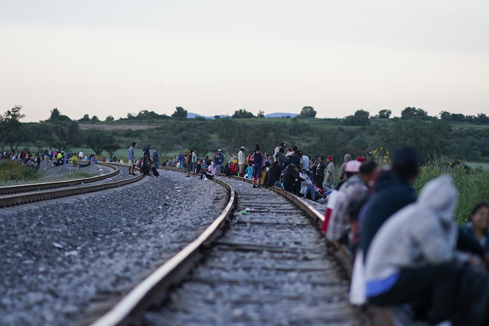 Migrantes esperan a lo largo de las vías con la esperanza de subir a un tren de carga con dirección al norte, uno que se detenga el tiempo suficiente para que puedan subirse, el 19 de septiembre de 2023, en Huehuetoca, México.