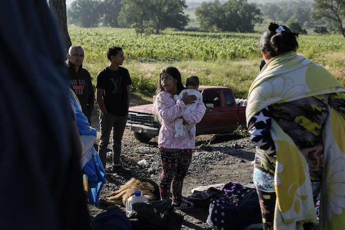 Migrantes esperan a lo largo de las vías del tren con la esperanza de subirse a un tren de mercancías con ruta al norte en Huehuetoca, México, el miércoles 20 de septiembre de 2023.