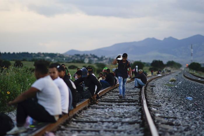 Migrantes esperan en la vía a que pase un tren para subir a bordo de un vagón para dirigirse al norte del país, en Huehuetoca, México, el 19 de septiembre de 2023.