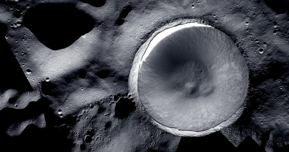 Un nuevo mosaico del cráter Shackleton Créditos: Mosaico creado por los equipos LROC (Lunar Reconnaissance Orbiter) y ShadowCam con imágenes proporcionadas por NASA/KARI/ASU.