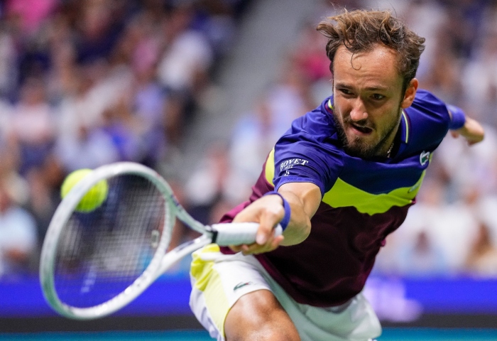 El ruso Daniil Medvedev devuelve ante el español Carlos Alcaraz en las semifinales del US Open, el viernes 8 de septiembre de 2023. Foto: Manu Fernández, AP