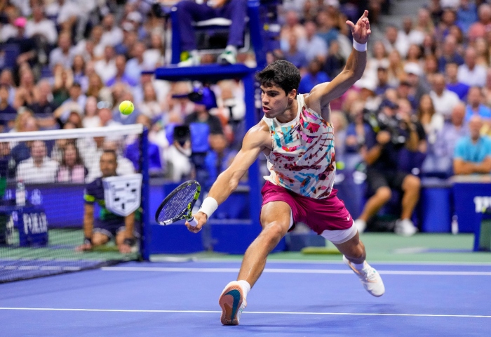 El español Carlos Alcaraz devuelve ante el ruso Daniil Medvedev en las semifinales del US Open, el viernes 8 de septiembre de 2023. Foto: Manu Fernández, AP