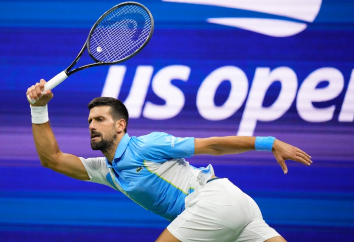 El serbio Novak Djokovic regresa un tiro ante el estadounidense Ben Shelton en las semifinales del US Open el viernes 8 de septiembre del 2023. Foto: Frank Franklin II, AP