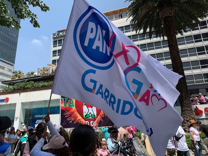 Panistas mostraron su apoyo a Xóchitl Gálvez en el evento que se realizó esta mañana en el Ángel de la Independencia.