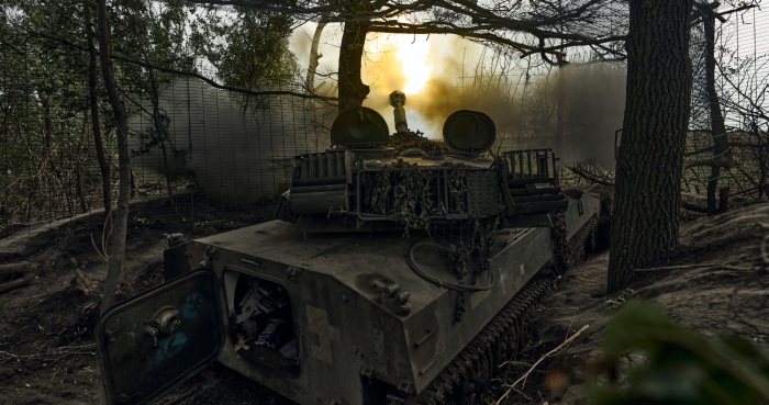 Un sistema ucraniano de artillería autopropulsada dispara hacia posiciones rusas en la línea del frente, cerca de Bájmut, en la provincia de Donetsk, Ucrania, el 1 de septiembre de 2023. Foto: Libkos, AP