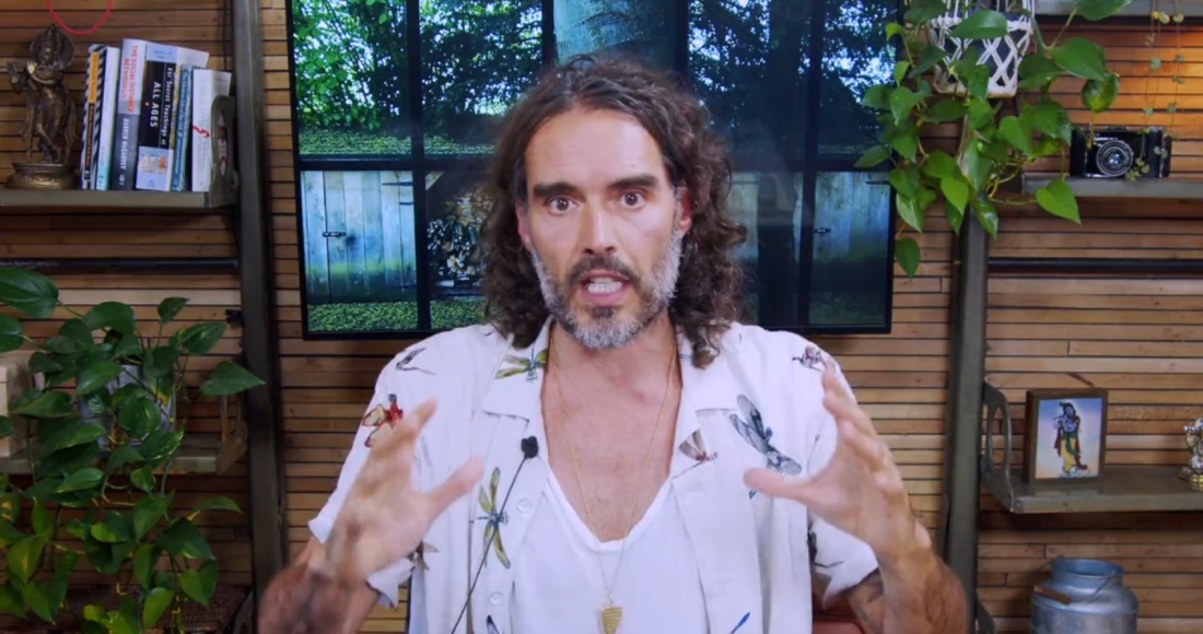 En respuesta, Russell Brand niega estas "graves acusaciones penales" en un video publicado en YouTube y X. "Son una letanía de ataques atroces y agresivos", alegó.m Foto: Russell Brand, captura de pantalla