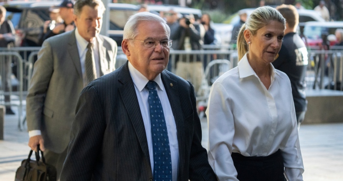 El Senador estadounidense Bob Menendez y su esposa Nadine Menendez llegan a un tribunal federal de Nueva York, el miércoles 27 de septiembre de 2023. Foto: Jeenah Moon, AP