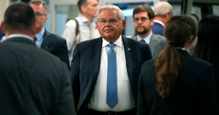 El Senador demócrata Bob Menendez llega al Capitolio el 6 de septiembre de 2023, en Washington. Foto: Mark Schiefelbein, AP