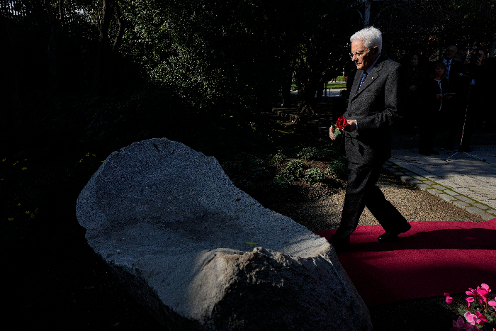 El Presidente italiano Sergio Mattarella rinde homenaje a Lumi Videla, desaparecida durante la dictadura del general Augusto Pinochet en un monumento en su honor en Santiago, Chile, el miércoles 5 de julio de 2023.